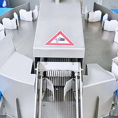 Die Scheibenschneidemaschine TONA S von KRONEN garantiert einen präzisen und schonenend Scheibenschnitt dank optimaler Produktzuführung zur Schneidestation und einem horizontalen Produktaustrag.
