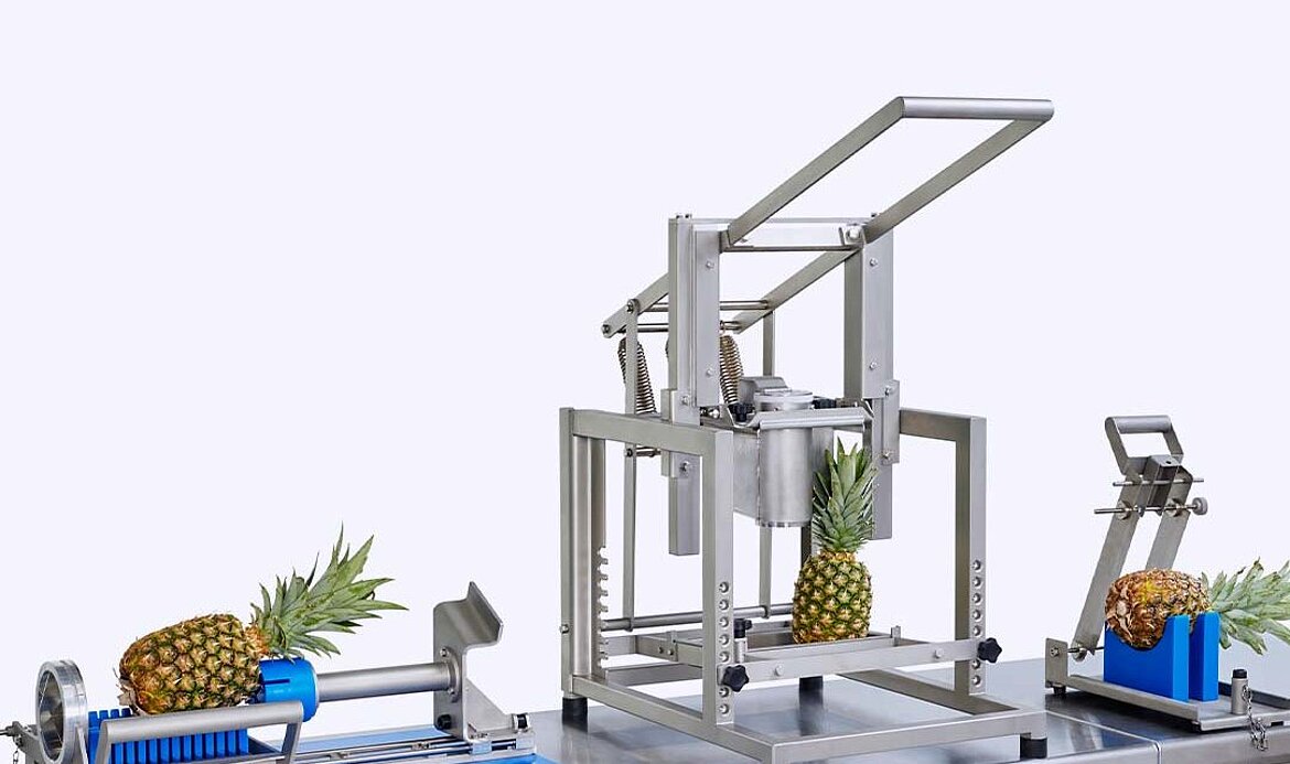 Die Verarbeitungslinie für Ananas besteht aus dem Manuellen Ananasköpfer, der Stanzmaschine HGW und dem Ananas-Stückeschneider MPC 100.