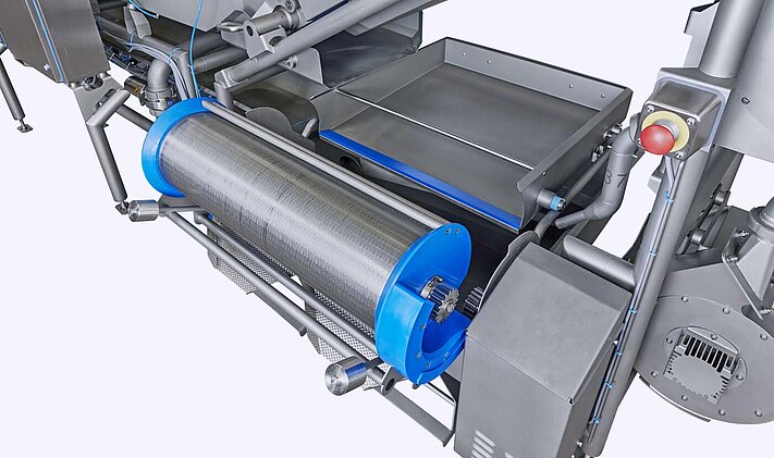 Seitlicher Feinteileaustrag der GEWA AF Waschmaschine von KRONEN schützt die Pumpen und ermöglicht ein kontinuierliches Arbeiten, auch bei Produkten, die schäumen und viele Kleinteile enthalten