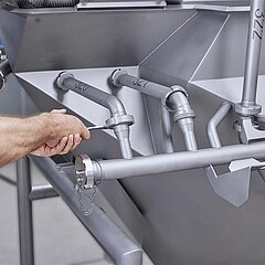 Laveur GEWA XL de KRONEN au design optimal pour répondre aux normes d'hygiène les plus strictes et permettre un nettoyage et une maintenance simples et rapides - par exemple grâce à un système Clean-in-Place (CIP) en option