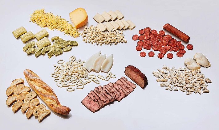 Die Bandschneidemaschine GS 10-2 von KRONEN schneidet auch Fleisch, Wurst, Fisch, vegane Produkte, Baguette bzw. Brötchen und Käse und kommt unter anderem in  Metzgerei-, Fleischerei-, Fisch- und Bäckereibetrieben sowie bei Herstellern von veganen Produkten oder Tiernahrung zum Einsatz.