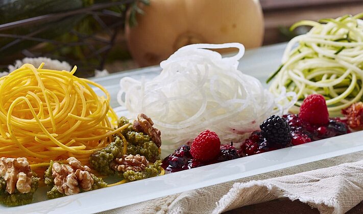 La coupeuse de légumes « spaghetti » SPIRELLO 150 de KRONEN garantit la découpe précise des radis, potirons, courgettes en une multitude de spirales colorées.