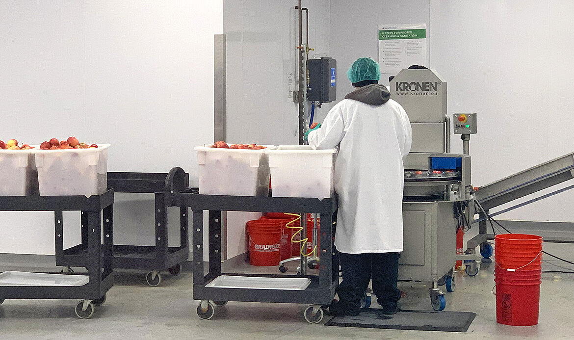 Lebensmitteltafel "Foodlink" aus den USA:  Die Zutaten für die Mahlzeiten werden mit KRONEN-Maschinen verarbeitet