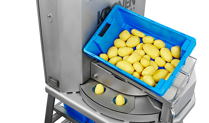 Les pommes de terre sont placées dans les réceptacles de la Tona V et transportées jusqu'au processus de coupe.