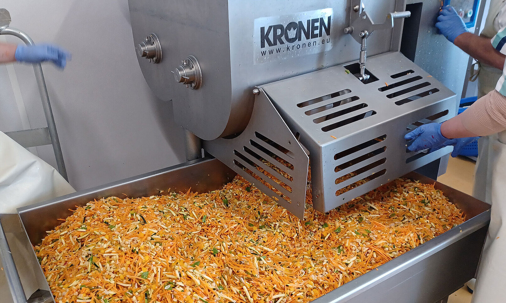 KRONEN-Kunde Fa. Kuttner, Österreich, produziert neue gesunde Salat-Bowl