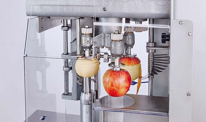 L’éplucheuse et coupeuse de pommes AS 6 de KRONEN peut transformer automatiquement jusqu’à trois pommes en même temps.