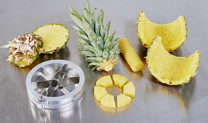 Nach dem Top-&-Tail Schnitt und dem Schälen der Ananas ist der Ananas-Stückeschneider MPC 100 die optimale Ergänzung für den finalen und perfekten Schnitt.