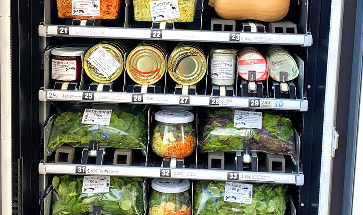 Verzehrfertiger Salat wird in den Verkaufsautomaten verkauft.