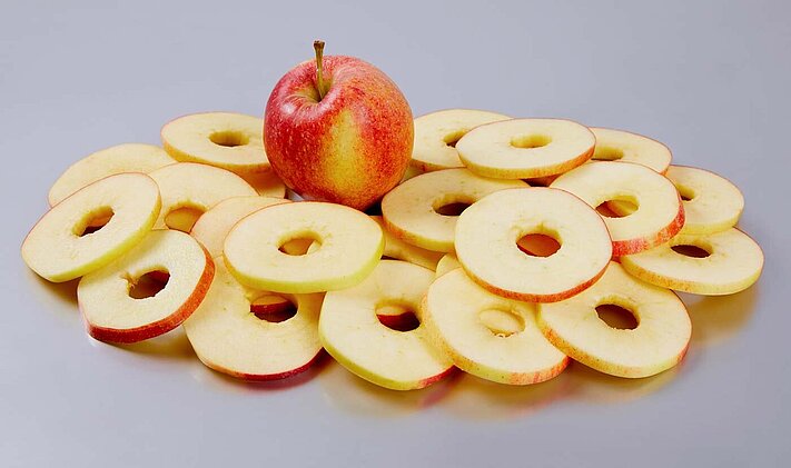 Das Schneiden mit dem Fächermesser in der Apfel-Schäl- & -Schneidemaschinen AS 6 von KRONEN garantiert einen sauberen Scheibenschnitt und ein optimales Ergebnis - für geschälte oder ungeschälte Äpfel