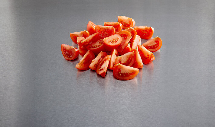 La Tona V coupe des coins de tomates avec une qualité de coupe supérieure.