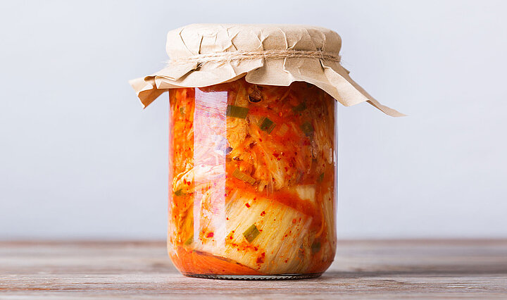 Kimchi ist würziges Gemüse im Glas, das vorher mit KRONEN Maschinen geschnitten wurde