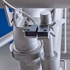 K850 Trocknungssystem von KRONEN verfügt über Sicherheitsverriegelungen für einen Eingriffschutz, wie zum Beispiel die Docking Stationen am Pufferband und Austrageband, die gleichzeitig gewährleisten, dass das Produkt sauber ein- und ausgetragen wird